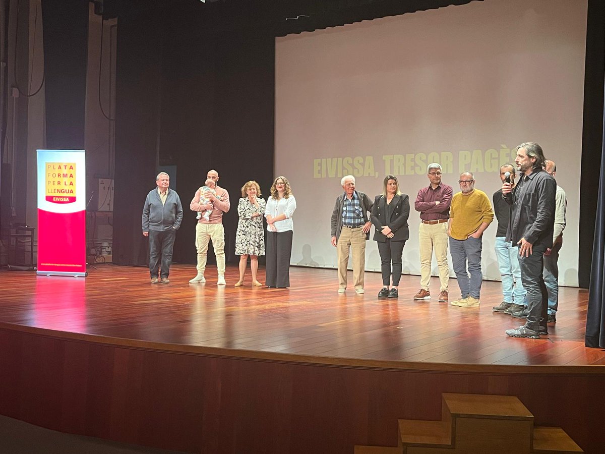 La Plataforma per la Llengua reivindica a Eivissa el valor patrimonial del cant pagès, una manifestació que és en perill.

El públic acull amb entusiasme l'estrena del documental dirigit per Roger Cassany.