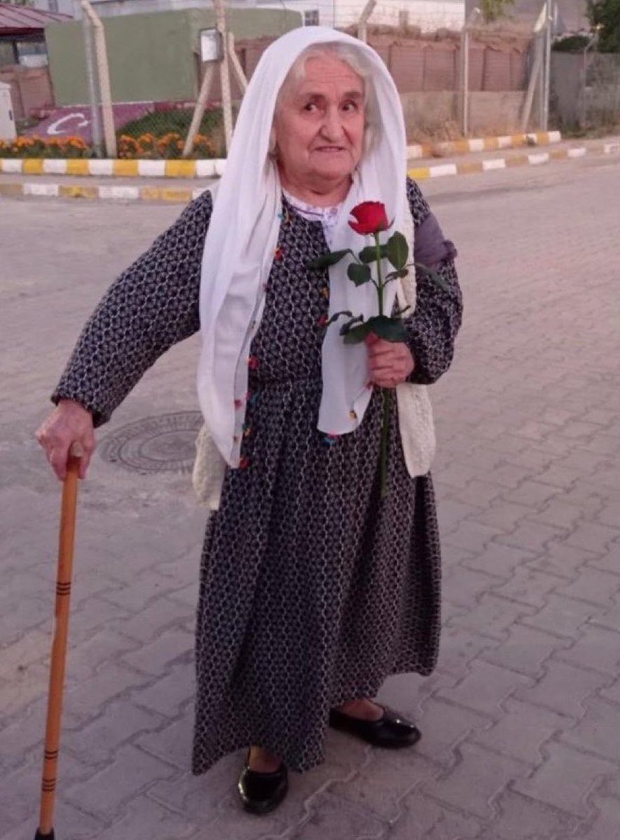 Soldaki Nihal Candan 28 yaşında tahliye edildi Sağdaki Makbule Özer 81 yaşında tutuklandı