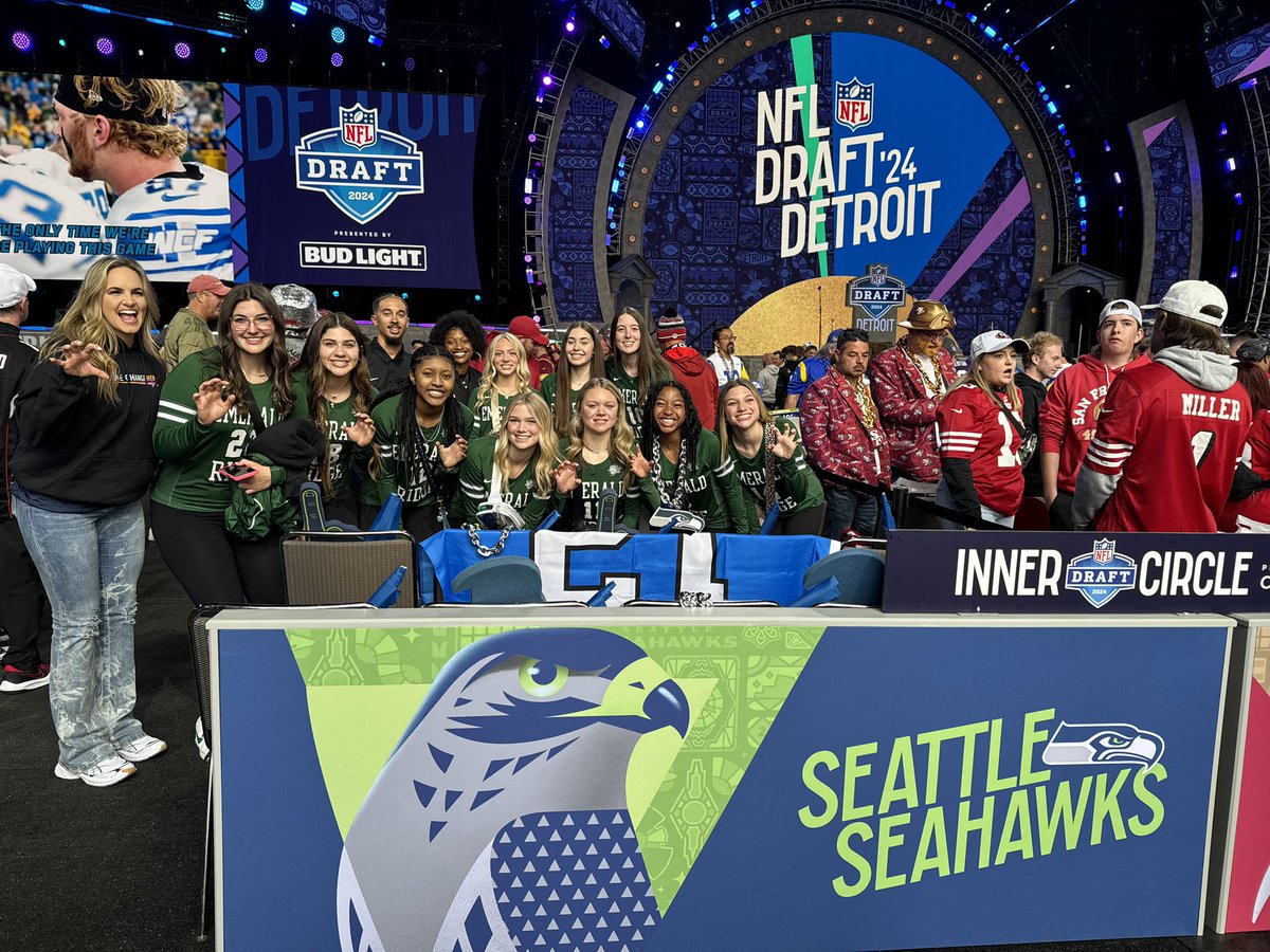 The Emerald Ridge girls flag football team has arrived at the #NFLDraft !!! They'll be representing the @Seahawks with @TDLockett12 tonight !!!
