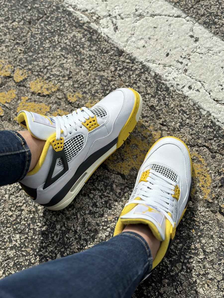 kaitlynnashleyS's tweet photo. New kicks secured 💰 👟
Jordan 4 Retro Vivid Sulfur 💛🖤🤍
#yoursneakersaredope #wearyoursneakers #yourshoesaredope #KOTD #kotd #Nike #photooftheday #sneakers #SNKRS #4Retro #Jordan https://t.co/w9YWf0cKiP
