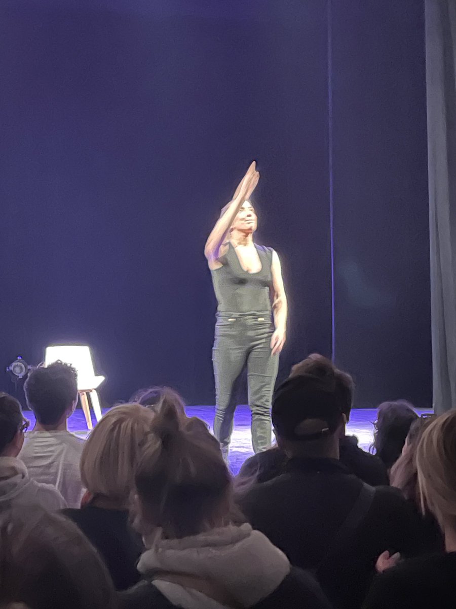 « Les chatouilles » d’Andréa Bescond qui danse sa colère ⁦@Th_Atelier⁩ : spectacle exceptionnel en forme de coup de poing qui nous sonne, public debout. Mon compte-rendu à suivre.