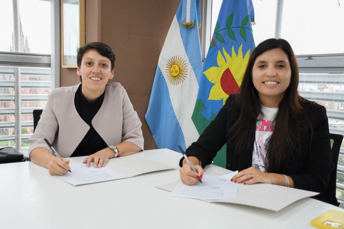 🌎♻Políticas ambientales para los vecinos de Adolfo Gonzales Chaves Junto a la intendenta, @luchagomezok, firmamos un convenio marco para implementar las líneas de trabajo de @ambientepba sobre gestión integral de residuos, transición ecológica y educación ambiental.