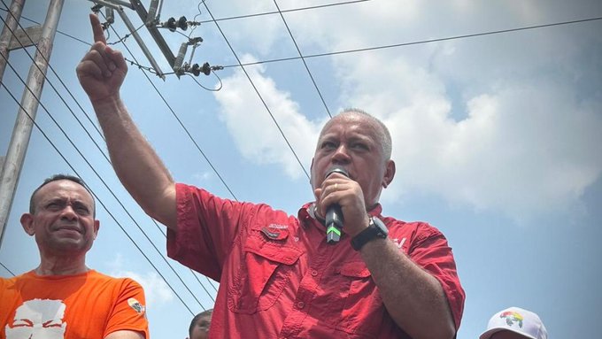 Capitán @dcabellor en Portuguesa: El bloqueo tiene candidato, las sanciones tienen candidato, las persecuciones tienen candidato, pero ustedes saben quienes tienen candidato también, el Pueblo de Venezuela y el candidato del Pueblo se llama: Nicolaaaasss...!! #MaduroEsElDeChávez