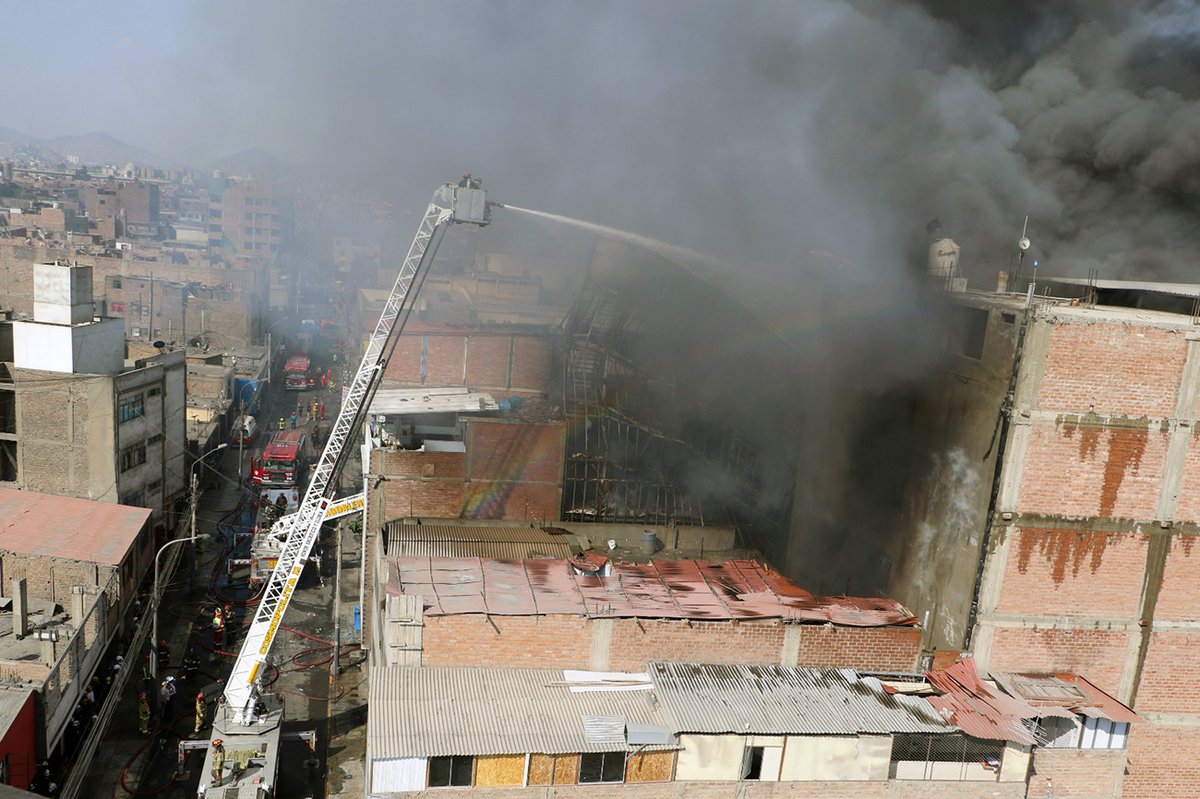 Un incendio de grandes proporciones se produjo en unos almacenes, ubicados en la cuadra 10 del jirón Áncash, en el Cercado de Lima, clasificado como código 3, con cuantiosos daños materiales. Más👉 bit.ly/4beB93q