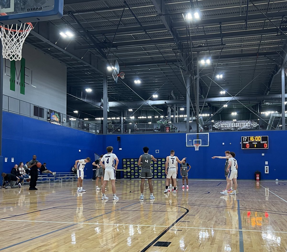 Starting the weekend with a 15U matchup between @WICrusaders and @IllinoisAttack 👀 @ny2lasports @ny2labasketball