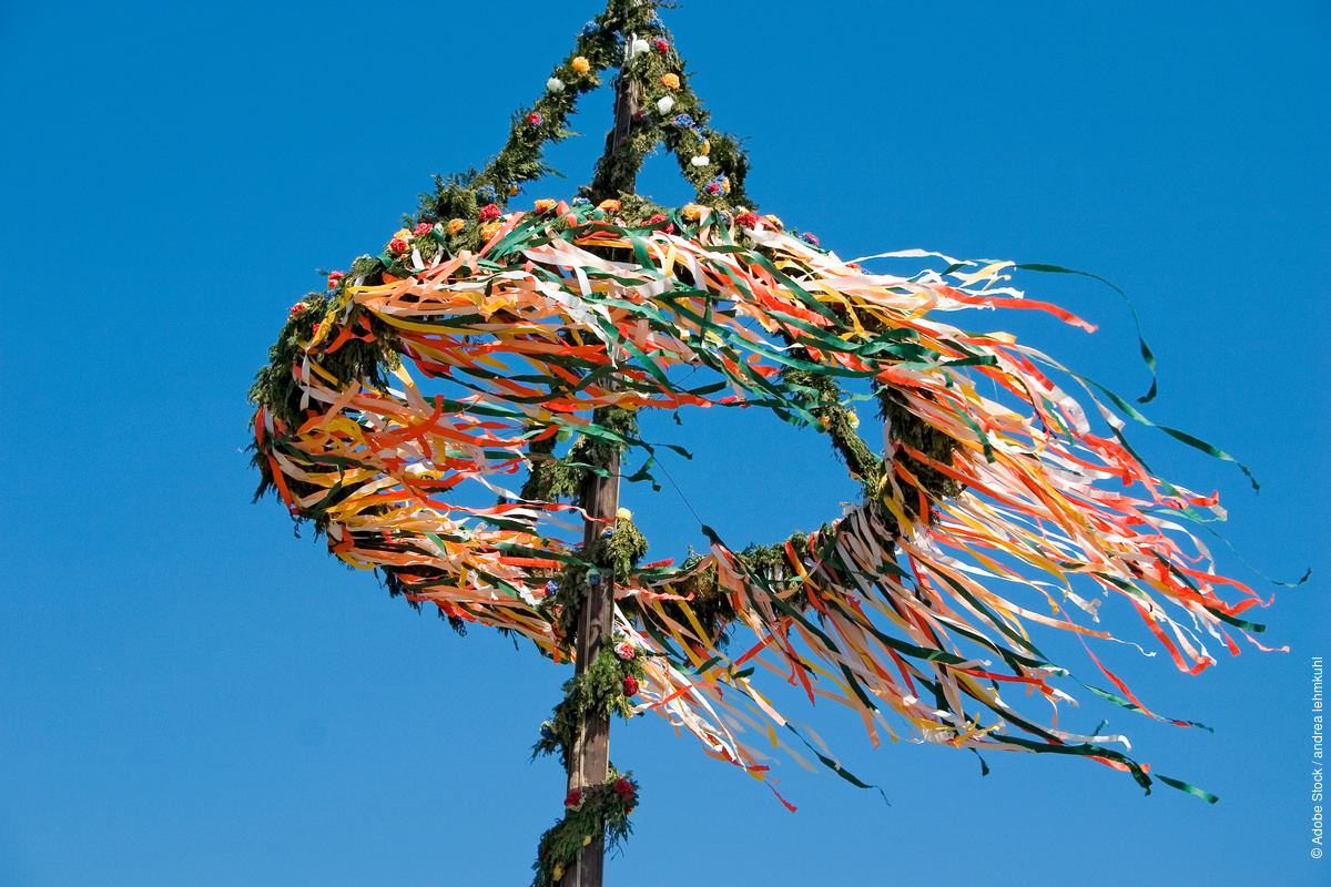 Het oprichten van een versierde 'Maibaum' op een centrale plek in een dorp of stad is m.n. in het zuiden van #DuitslandDichtbij een eeuwenoude traditie, meestal in combinatie met een volksfeest op 30 april  of 1 mei. 🎉