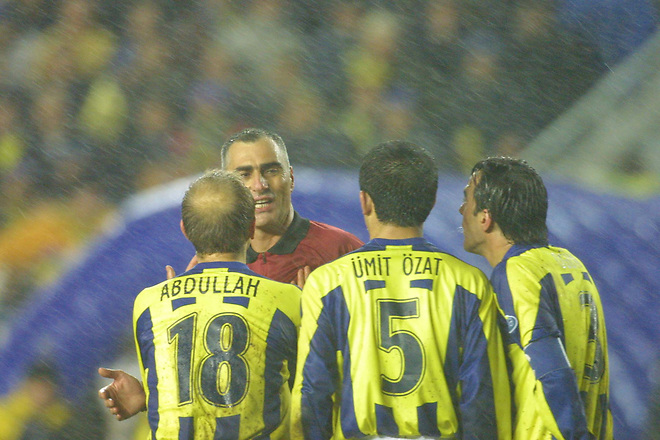 2002/03 sezonu içerisinde yalnızca Beşiktaş derbisinde giydiğimiz Fenerium tarafından üretilen Çubuklu formamız. (02.02.2003) #Fenerbahçe #FBvBJK Forma revize edilmiş haliyle 2003/04 sezonunda da giyilmişti.