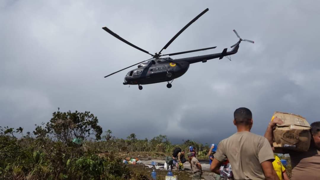 #Urgente Ultimas imágenes del helicóptero MI del Ejército Ecuatoriano que realizaba operaciones de ayuda humanitaria en Pastaza. Se accidentó con ocho personas a bordo. Entre ellas, se encontraban el piloto, el copiloto, tres mecánicos y tres civiles.