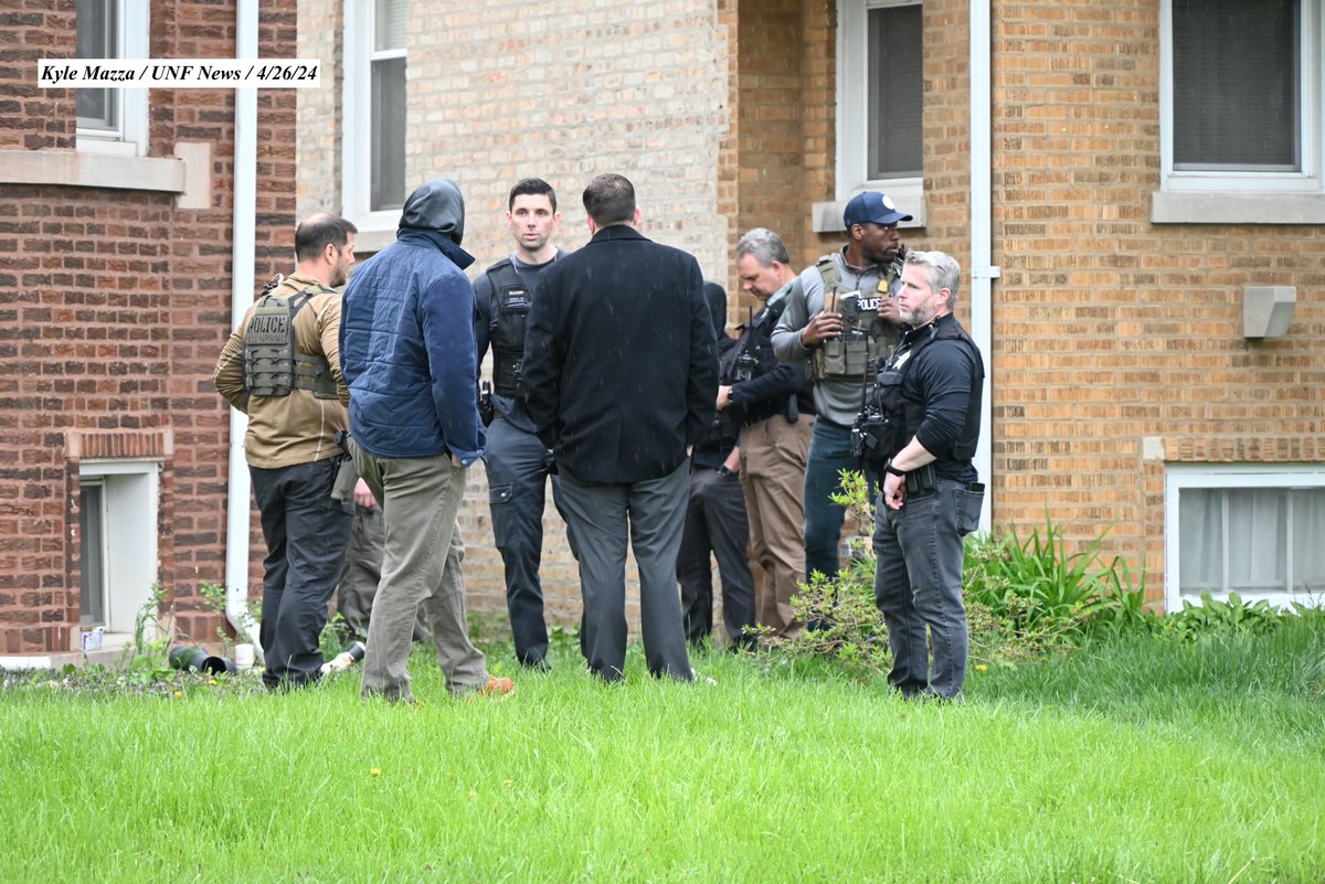 KyleMazzaWUNF's tweet image. FBI, U.S. Marshals, Violent Crime Task Force and Chicago police descend on a home in Chicago, Illinois on April 26, 2024. Friday afternoon around 1:00 PM, the FBI, U.S. Marshals, Violent Crime Task Force and the Chicago Police Department descended on a home on the block of South…
