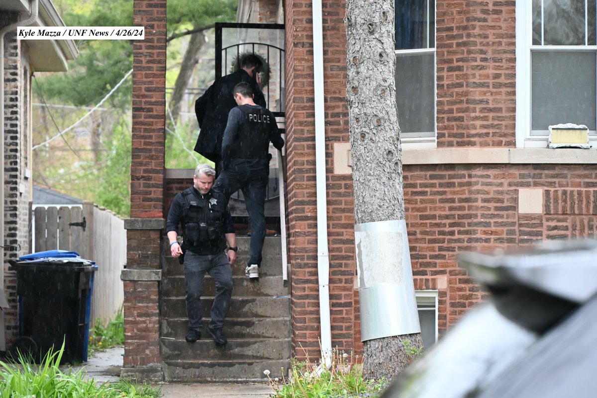 KyleMazzaWUNF's tweet image. FBI, U.S. Marshals, Violent Crime Task Force and Chicago police descend on a home in Chicago, Illinois on April 26, 2024. Friday afternoon around 1:00 PM, the FBI, U.S. Marshals, Violent Crime Task Force and the Chicago Police Department descended on a home on the block of South…