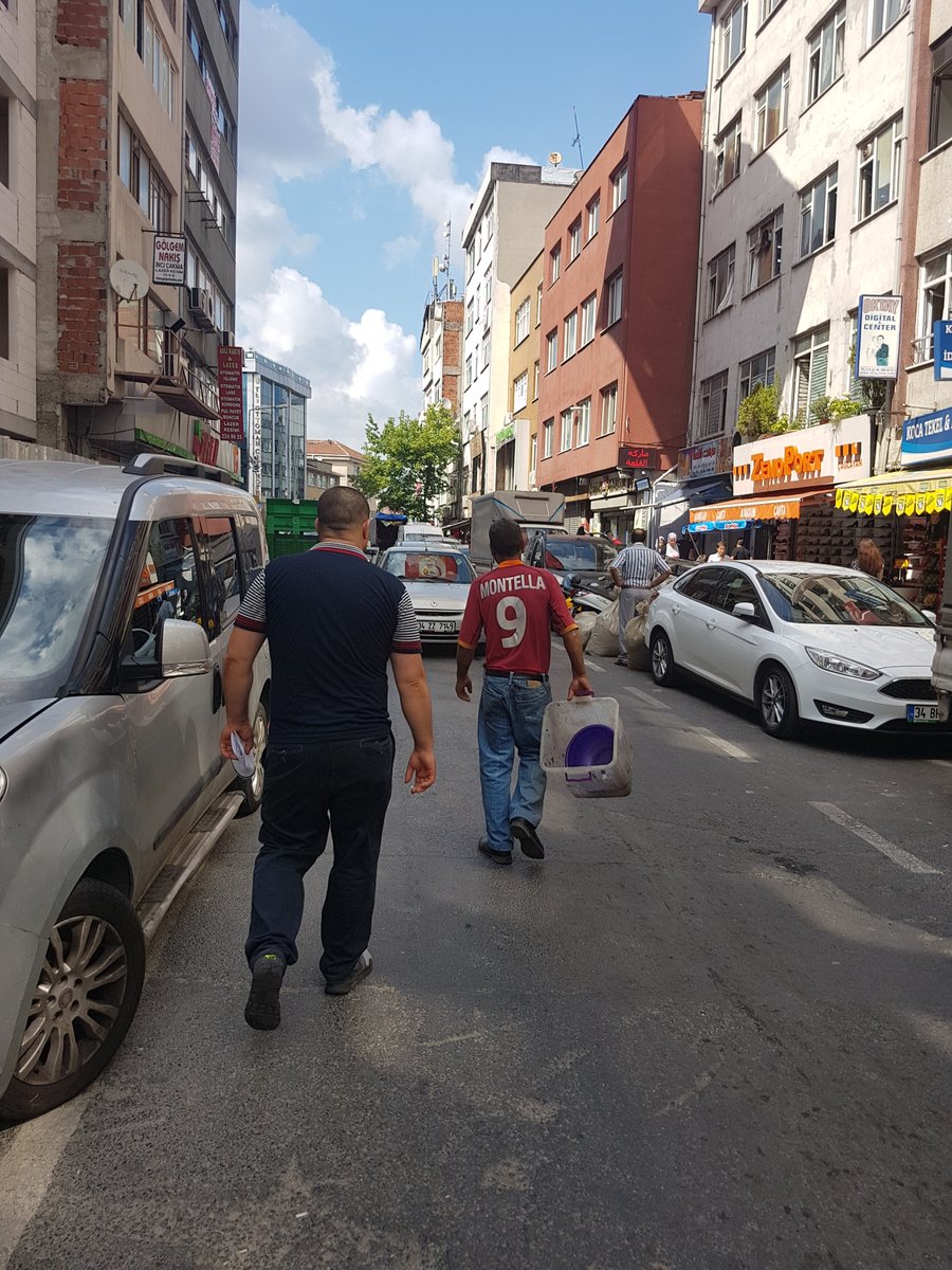 2018'de Çağlayan'da çektiğim bir fotoğrafa denk geldim. Montella o sırada Sevilla'da. Türkiye'ye gelmemiş.