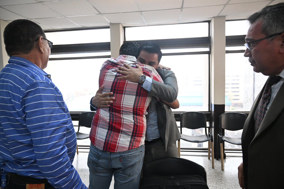 El exfiscal Eduardo Pantaleón recibe el abrazo de su familia tras conocer la resolución que lo absuelve de dos delitos. El exfiscal anticorrupción estuvo en prisión preventiva y durante dos años no pudo trabajar. 📸 Prensa Comunitaria