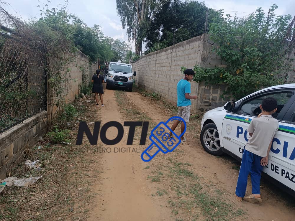 Aproximadamente a las 4 de la tarde, murió de un presunto infarto Antonio Contreras, de 60 años de edad, en Cabimas, Zulia. Según su hija, Contreras se sentía mal y habría visitado el hospital más temprano. Iba solo con una bolsa con alimentos cuando se desplomó. 📸 José Serna