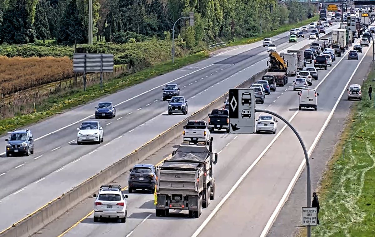 ⚠️#BCHwy99 Southbound stalled dump-truck has the right lane blocked after Blundell Rd. #MasseyTunnel #RichmondBC