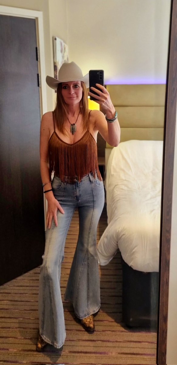 Lainey Wilson ready... hat, boots &amp; bell bottoms 🤠