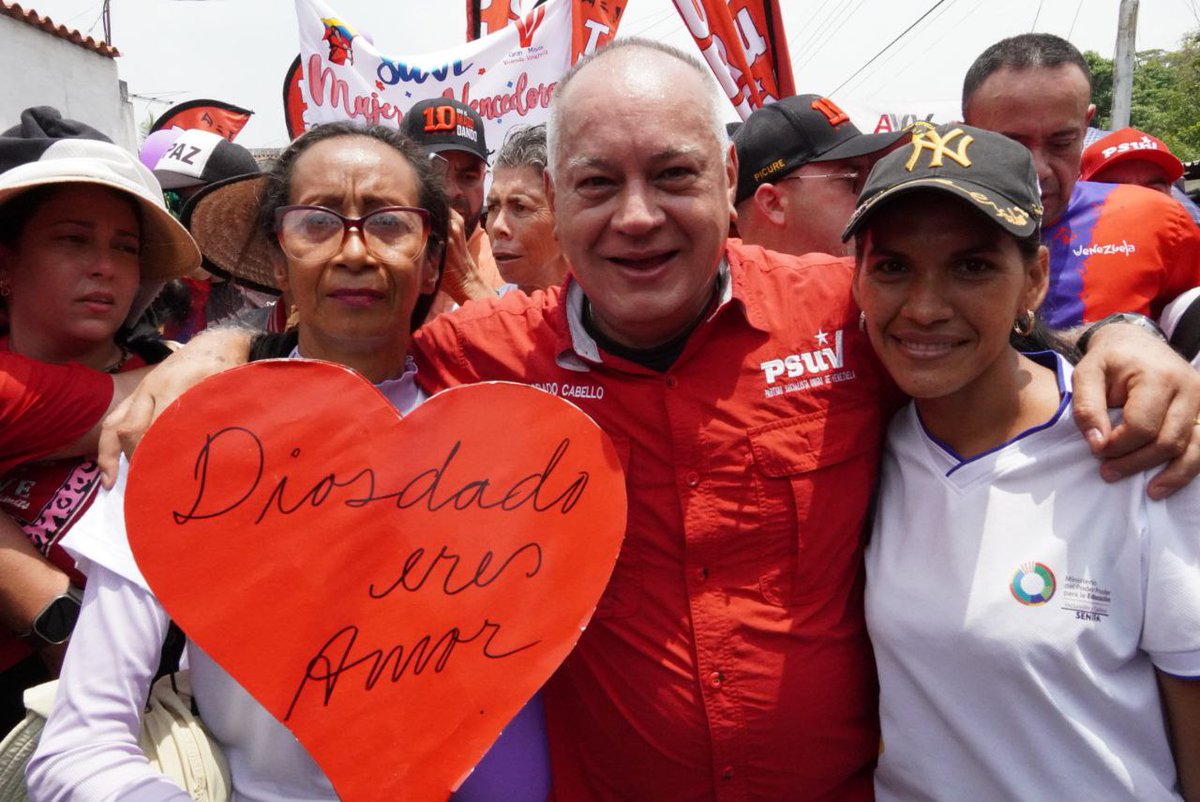 Capitán Diosdado Cabello en Portuguesa: Nosotros creemos profundamente en la mujer, creemos profundamente en el rol protagonico de la mujer y sin la mujer esta revolución se hubiese ido hace tiempo. @dcabellor #MaduroEsElDeChávez