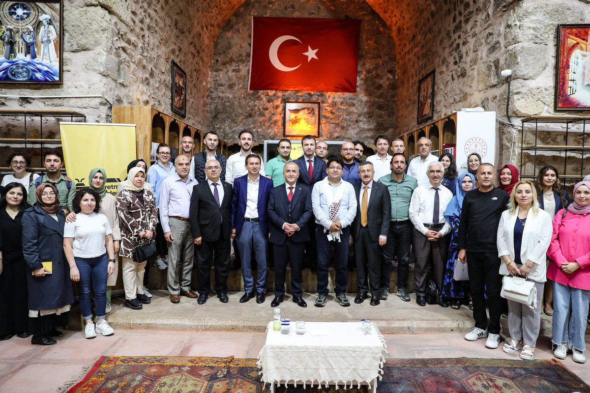 Dr. Fatih Sansar (@fathsansar) on Twitter photo Prof. Dr. Haşim ŞAHİN( <a href="/pelitcikli/">Haşim Şahin</a> ) hocamızdan ziyadesiyle istifade ettiğimiz bir söyleşi oldu.
“Anadolu’yu Yurt Yapanlar”ı dinledik…
Projenin hayat bulmasına vesile olan Valimiz Sayın <a href="/numanhatipoglu/">Numan Hatipoğlu</a>’na ve Milli Eğitim Müdürümüz Sayın <a href="/HuseyinKir64/">Hüseyin Kır</a> hocama teşekkür ediyorum. Prof. Dr. Haşim ŞAHİN( <a href="/pelitcikli/">Haşim Şahin</a> ) hocamızdan ziyadesiyle istifade ettiğimiz bir söyleşi oldu.
“Anadolu’yu Yurt Yapanlar”ı dinledik…
Projenin hayat bulmasına vesile olan Valimiz Sayın <a href="/numanhatipoglu/">Numan Hatipoğlu</a>’na ve Milli Eğitim Müdürümüz Sayın <a href="/HuseyinKir64/">Hüseyin Kır</a> hocama teşekkür ediyorum.