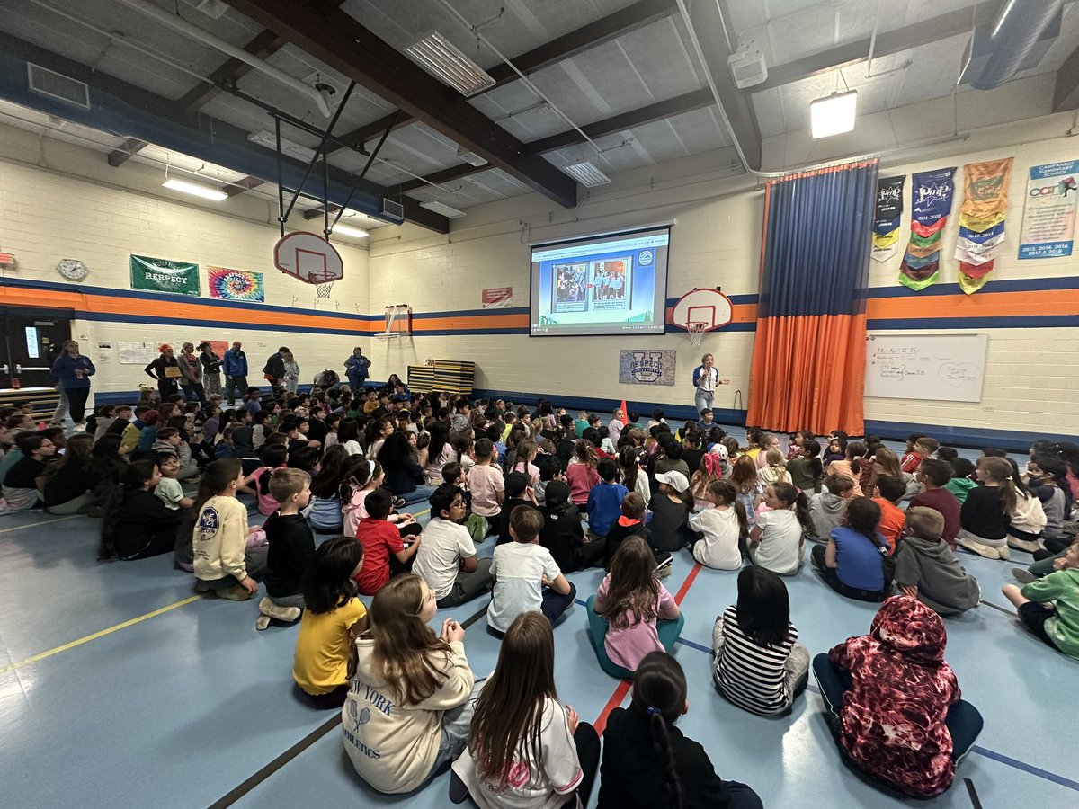MrsKellyTwarog's tweet photo. Nothing better than a week filled with an all school movie &amp; a surprise appreciation assembly.  💕🥰 https://t.co/jCqULMTUBU