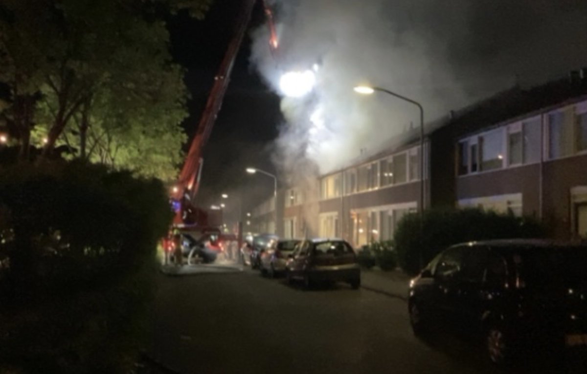 Om overslaan van het vuur naar andere woningen te voorkomen heeft de brandweer veel materiaal en mensen ingezet. Onder andere...  #brand #oosterhout #rijtjeswoning #explosie @Gem_Oosterhout 👉 Meer informatie: vrmwb.nl/actueel/202404…