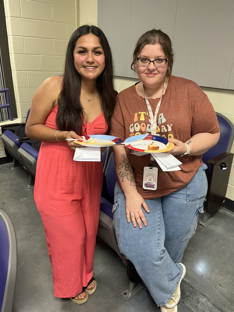 Look at this @SanMarcosCISD and @TXSTCOE graduate who is now a mentor teacher for a future teacher here in her home district. @catherineewood I can genuinely say watching your growth & leadership blossom has been one of my greatest journeys as a principal! You are amazing!