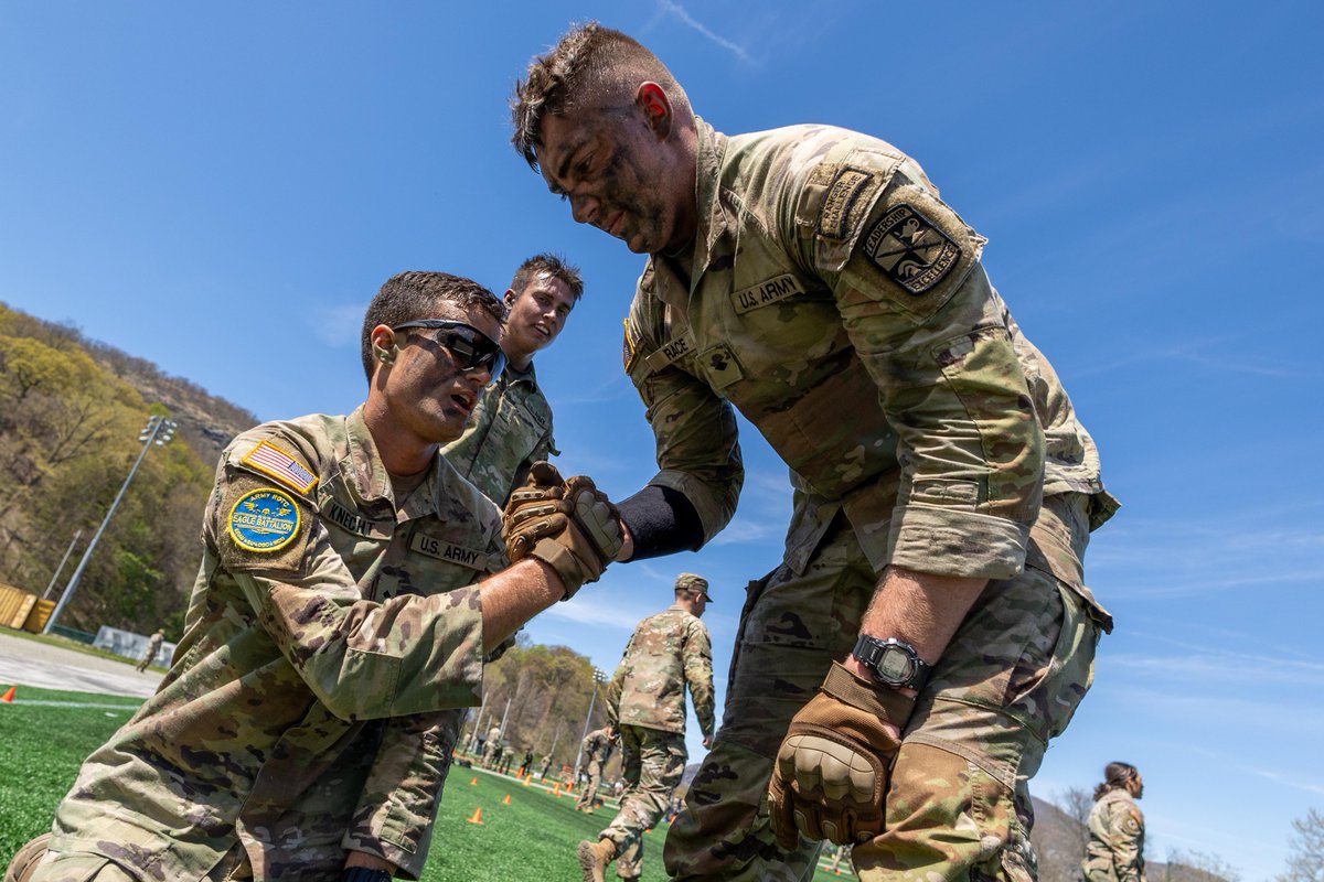 📸 #ArmyROTC at #Sandhurst2024 Day 1️⃣ And they're off! It was a tough day of competition for our 16 teams that included 8️⃣ events challenging their military skills & teamwork. Check back tomorrow for the final events! @CG_ArmyROTC | @AmandaAzubuike | @WestPoint_USMA | @USArmy