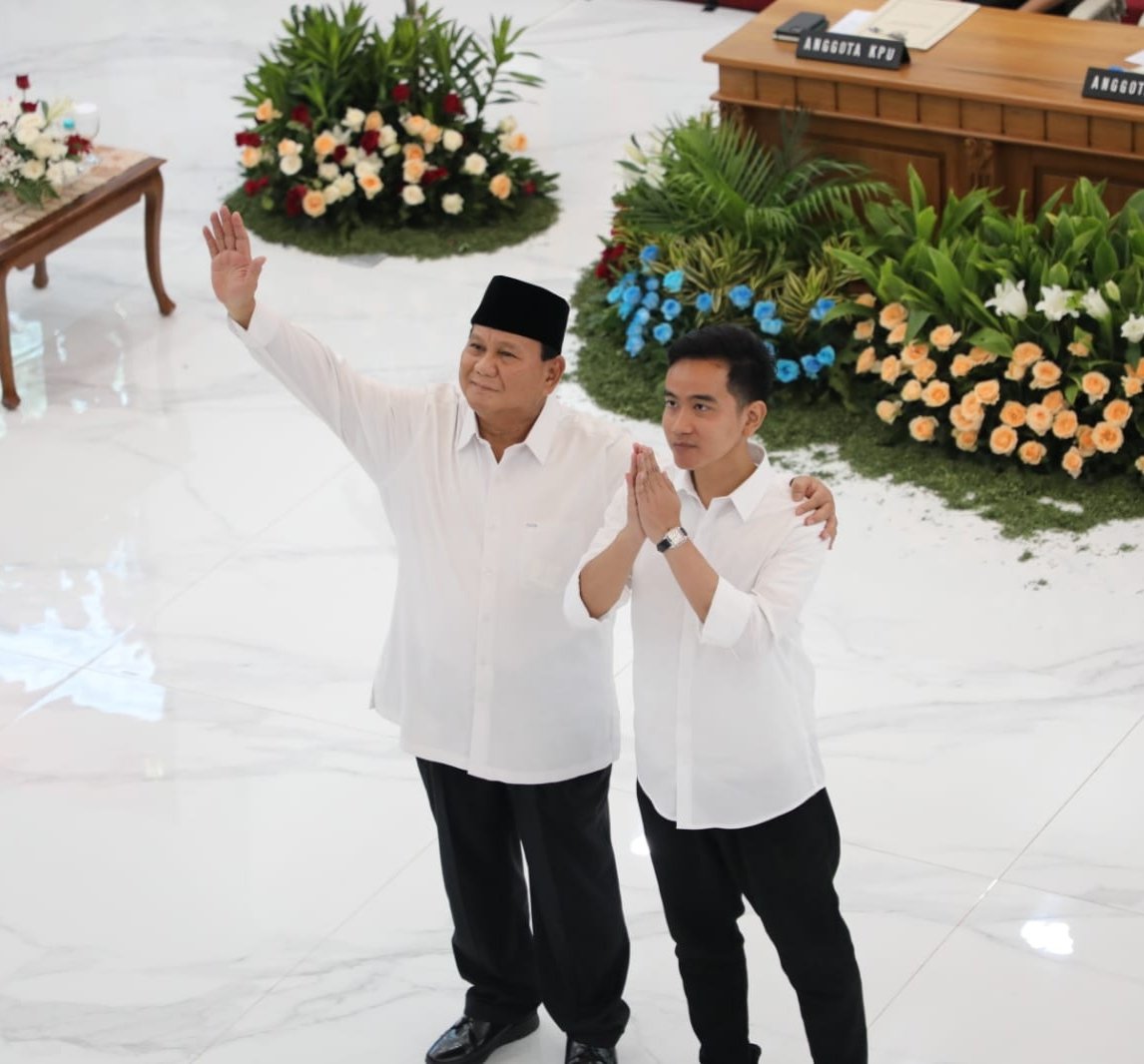 Disatukan tdk mau. Malah Mas Gibran yg kejatuhan bintang. Dan semua memusuhi pak jokowi. Sinting dong !!