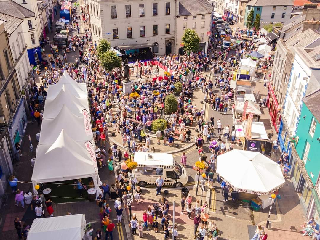 Next Friday sees festival season officially gets underway in Wexford🥳 Enniscorthy Rockin' Food Festivals Riverside Fireworks and funfair on the Promenade. Over 70 of Ireland's best food & drink vendors. Cooking demos from producers, celeb chefs, and plenty of Rockin' music! 🎸