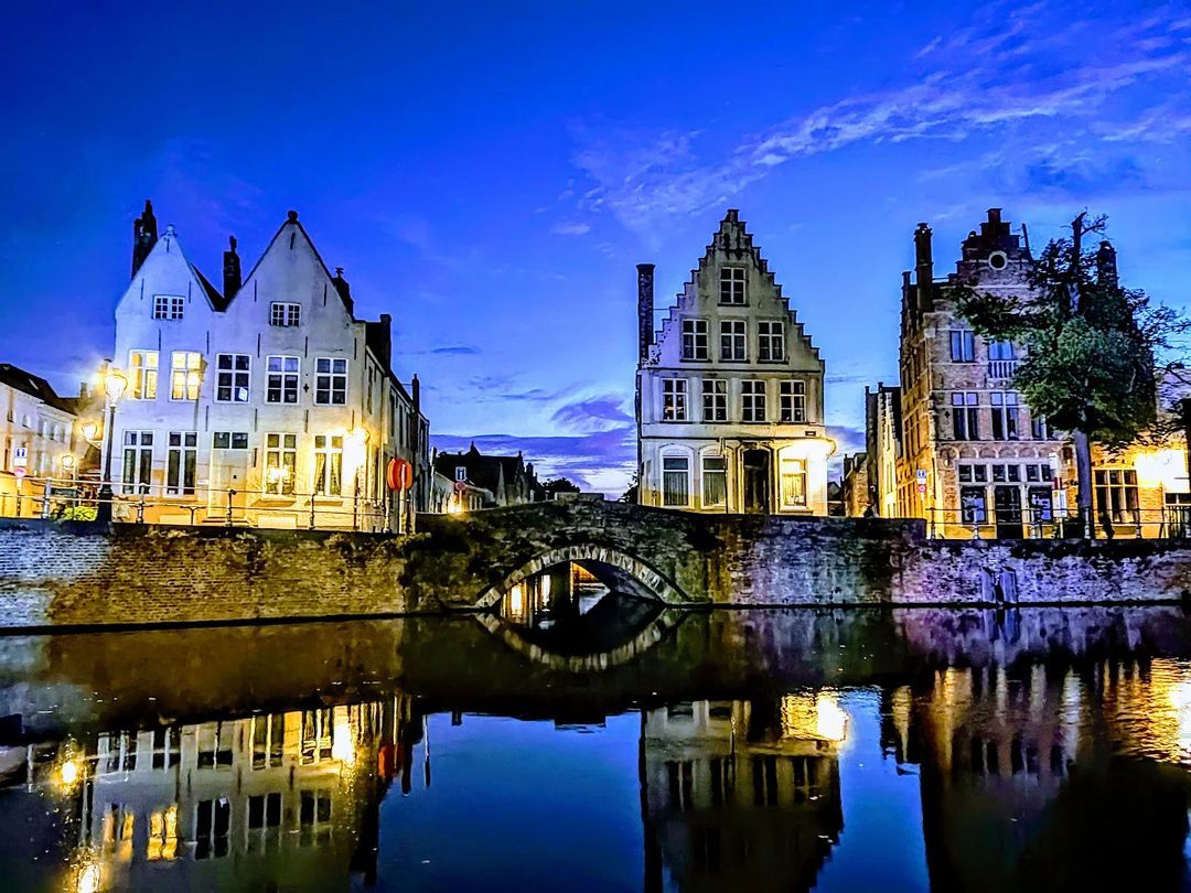 Good evening from Bruges, have a great weekend! 😊 📸: instagram.com/karinrobert286…