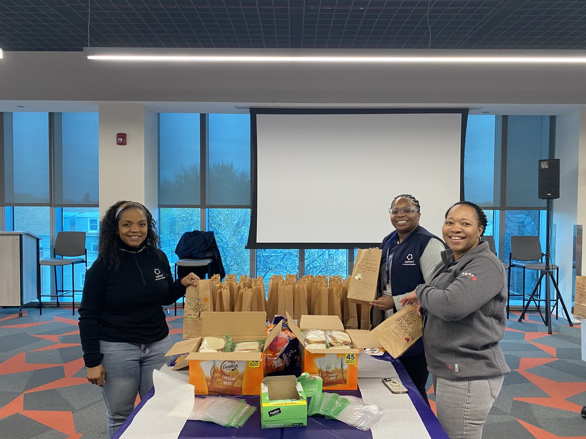 Our #ComEdVolunteers are still in action for #NationalVolunteerMonth! Members of our employee resource group @Exelon African-American Resource Alliance (EAARA) proudly joined @NightMinistry to prepare 100 brown bag lunches for people affected by food insecurity. 👏