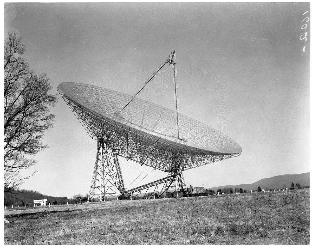 Radio #ImageoftheWeek 📡

Before the 100-meter Green Bank Telescope, there was the 300-foot telescope, seen here soon after its completion in September 1962. The telescope studied supernova remnants, stellar nurseries, and even dark matter.

📸 Credit: NRAO/AUI/NSF