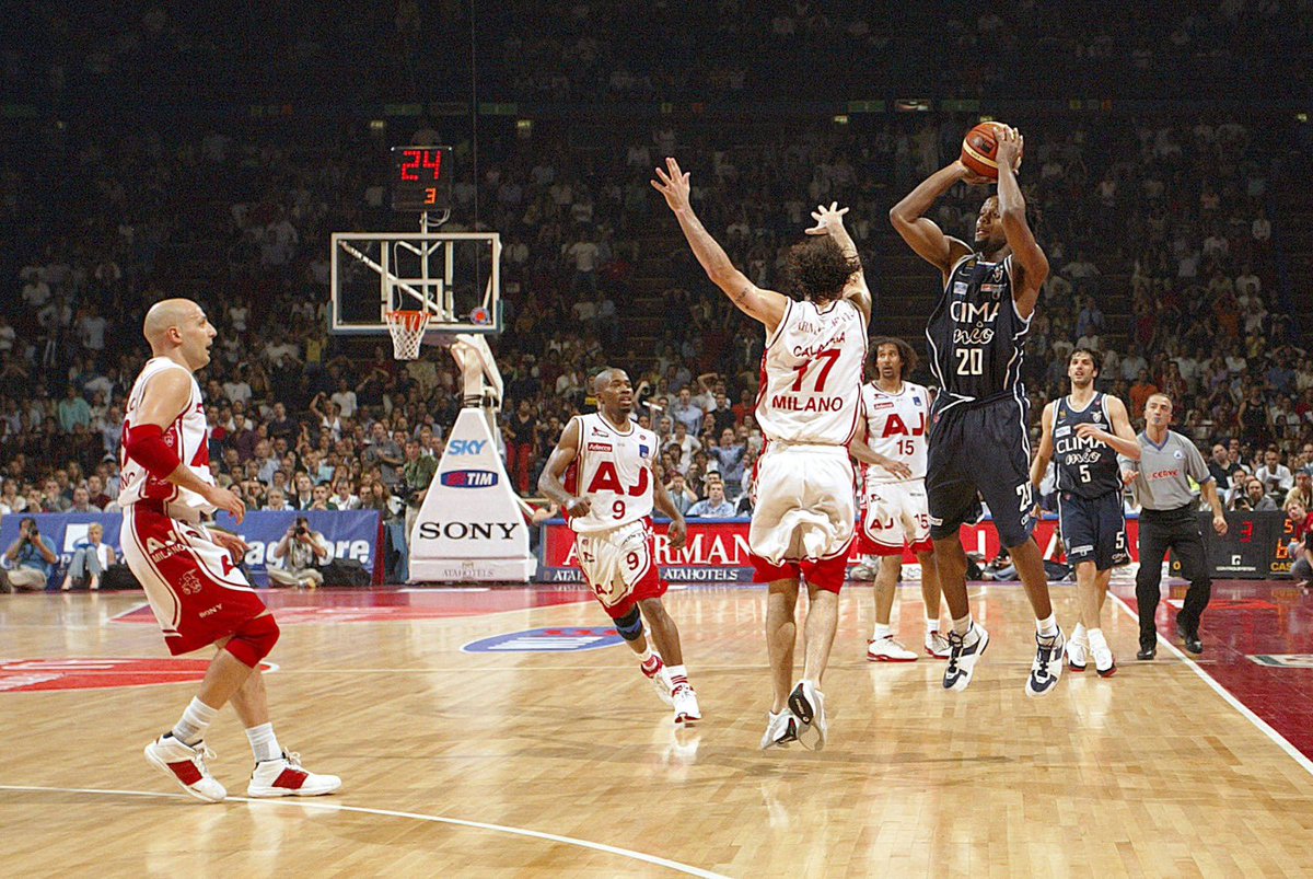 OlimpiaMI1936's tweet photo. 🙏E’ stato l’autore di uno dei canestri più dolorosi della storia dell’Olimpia: la tripla da dieci metri con cui Rubén Douglas diede alla Fortitudo Bologna lo scudetto del 2005 impedendo all’Olimpia di giocare la quinta partita. Era la prima finale con la possibilità di usare l’instant replay. Fu necessaria una lunga analisi del video perché i tre arbitri, Lamonica, Paternico’ e Ursi decidessero che era valido gelando il Forum. Oggi la Fortitudo Bologna ha annunciato la sua prematura scomparsa a soli 44 anni. Alla sua famiglia e a tutta la Fortitudo vanno le nostre condoglianze.
RIP campione 🙏