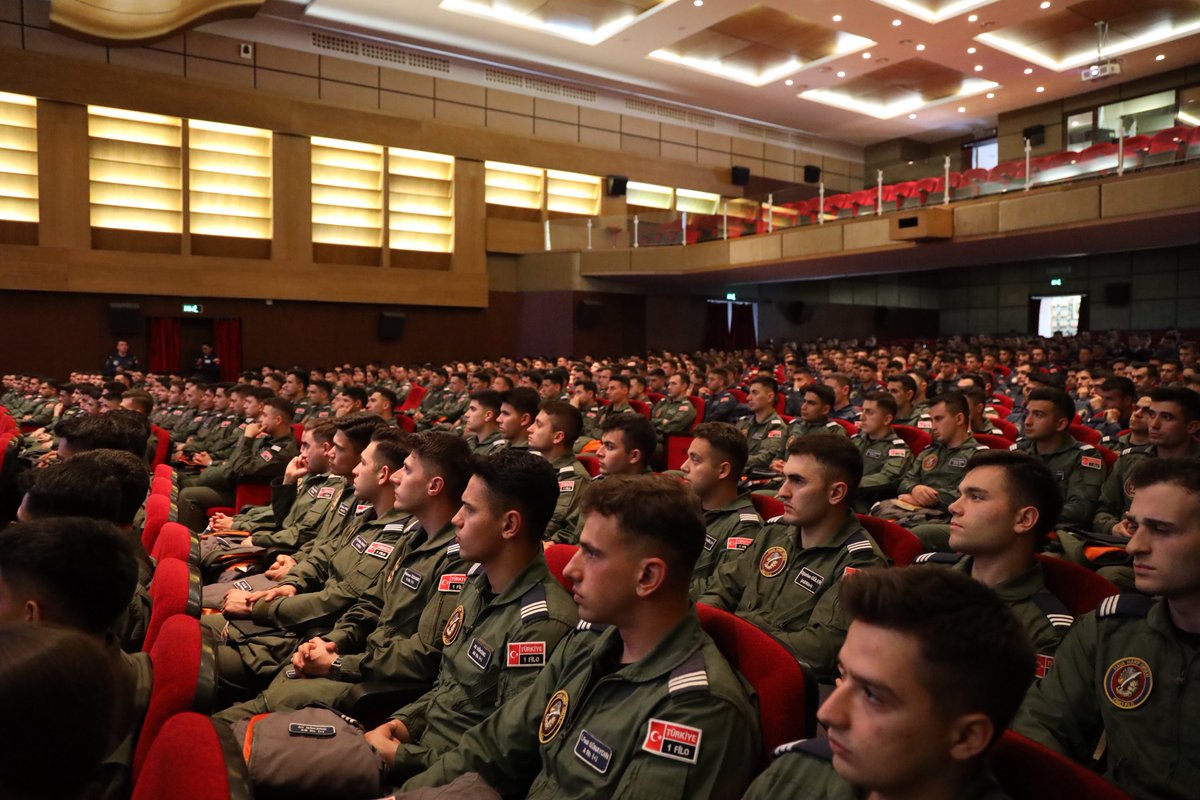 Gökyüzündeki milli takımımız, ülkemizin gururu Türk Yıldızları Gösteri Ekibi; MSÜ Hava Harp Okulunda düzenlenen söyleşide öğrencilerimizle bir araya geldi. @TurkYildizlari 📸 instagram.com/p/C6O9uBAIyMa/… #MilliSavunmaÜniversitesi #MSÜ #KaraHarpOkulu