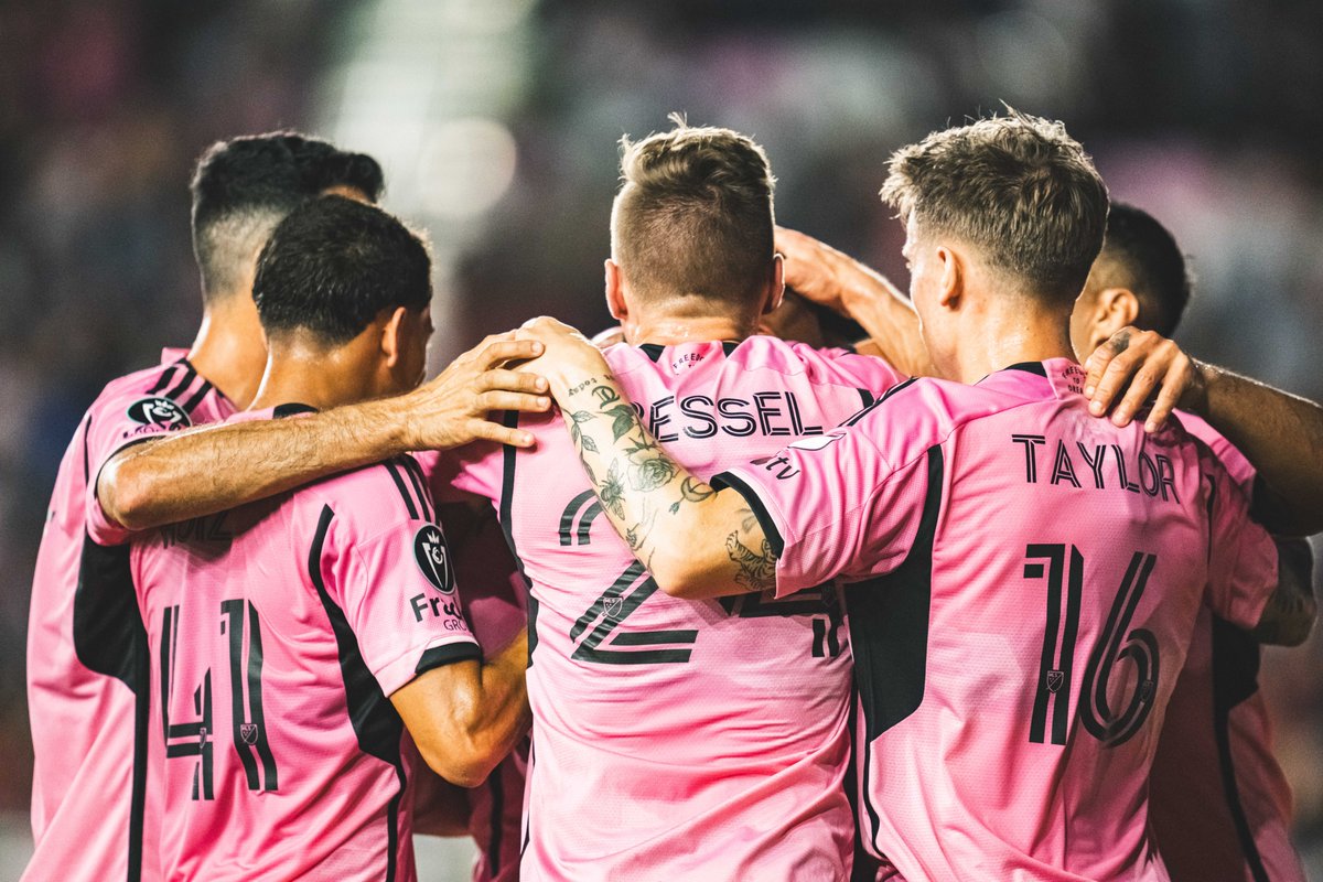 Did you know that @InterMiamiCF is powered by Duracell training vests? That’s training you can trust. Can we get in on this hug now? #LaFamilia