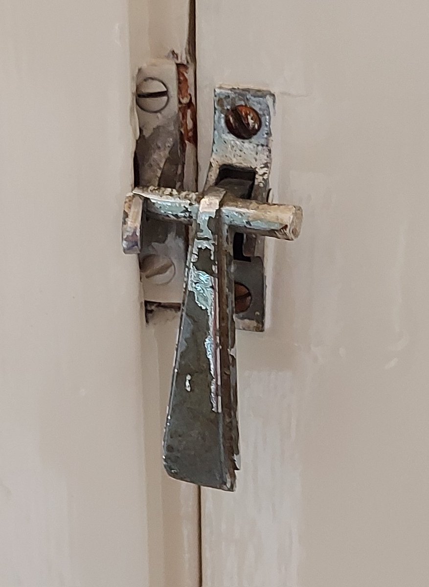 I was out on a valuation today and spotted this, which took me straight back to my childhood. Does anyone else remember these slightly odd Art Deco revival door latches? #nostalgia #artdeco