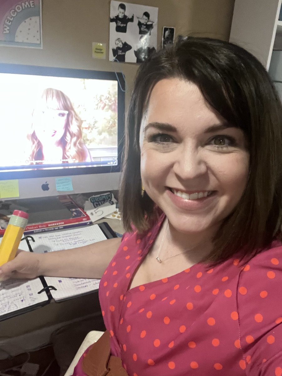 I have been an author-illustrator for 10 years and I still have 6 pages of notes from @adriamgoetz workshop last night! 
Worth it! 💕