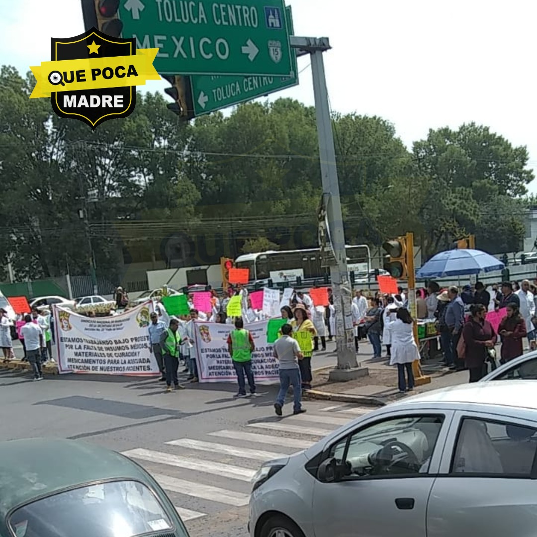 QuePocaMadre_Mx's tweet image. ❗ #ÚLTIMAHORA ❗
‼️⚠ #Alerta COLAPSA EL SISTEMA DE SALUD DEL @Edomex 👩‍⚕️😡🚨

‼️NO HAY MEDICINAS NI INSUMOS MÉDICOS‼️

👉 Trabajadores del sector #salud del #Edomex mantienen #bloqueos en las principales avenidas de la entidad y en municipios como #Toluca, #Metepec, #Ecatepec,…