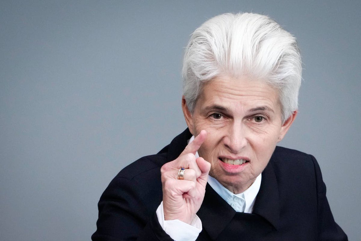 Merkt euch ihre Hackfresse!

Denn in nicht allzu ferner Zukunft wird diese nach Waffen kreichende Dame erzählen: „Das konnte ja keiner ahnen!“
#AgnesStrackZimmermann