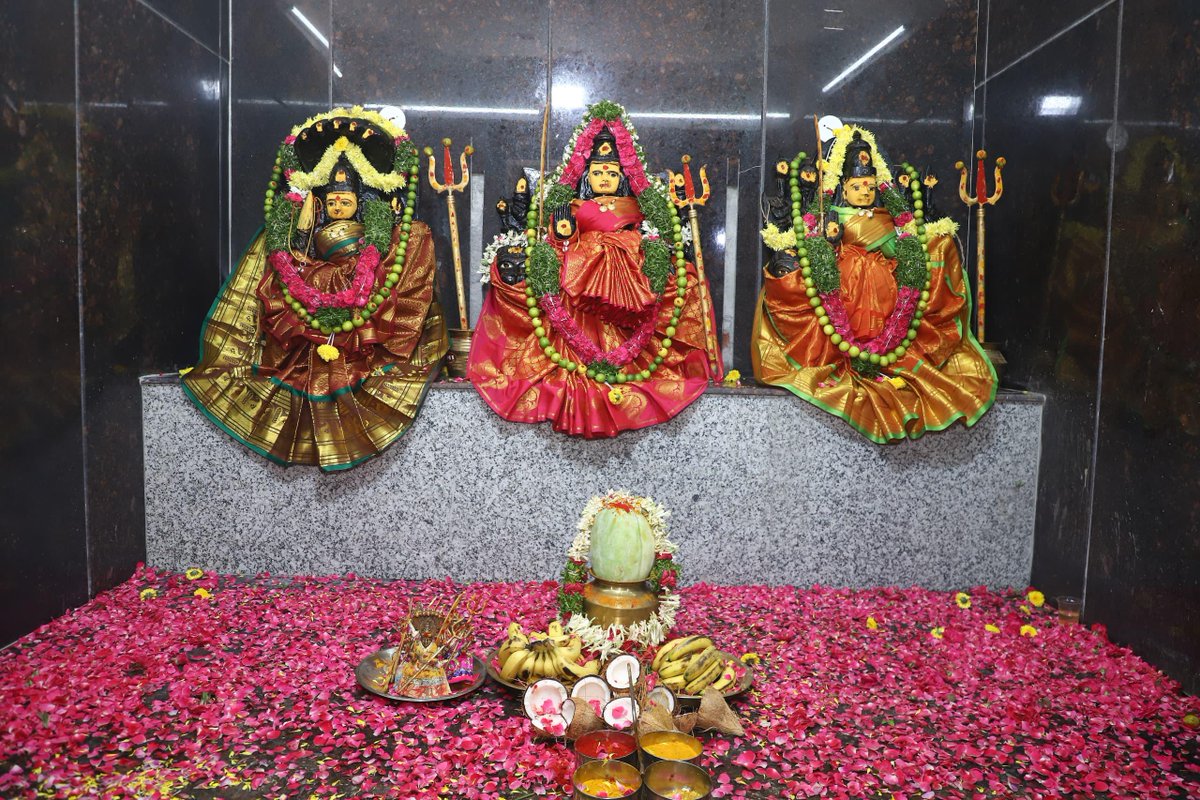 VikramGoudINC's tweet photo. धर्मो रक्षति रक्षितः

The Pran Pratishta Mahotsav of the temples of Sri Nalla Pochamma, Sri Ellamma, and Sri Mutyalamma Ammavari at New Osmanganj, #Goshamahal ended today on its third day.

Im greatful to the people of Goshamahal for trusting me to lead the temple reconstruction. https://t.co/UYNIO08Bub