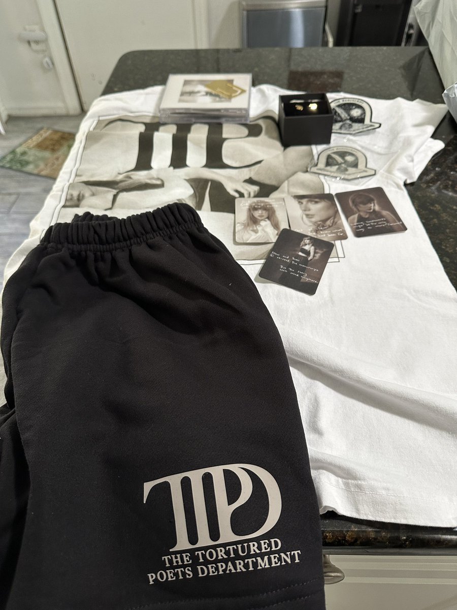 VampireKatie01's tweet photo. All my Taylor swift goodies that I got delivered today in one picture!! #TTPDAnthology #TTPD #TTPDBoardMeeting #TTPDTimetable @taylornation13 @taylorswift13 https://t.co/EPMqsq6jrq