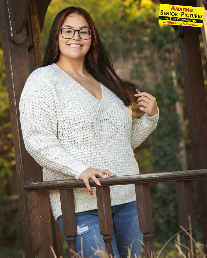 Look at that smile! Kate really knows how to light a room up, doesn't she! We are all loving your nails, Kate! Have a great senior year! #ProfessionalPhotographers #Elite #SeniorYear