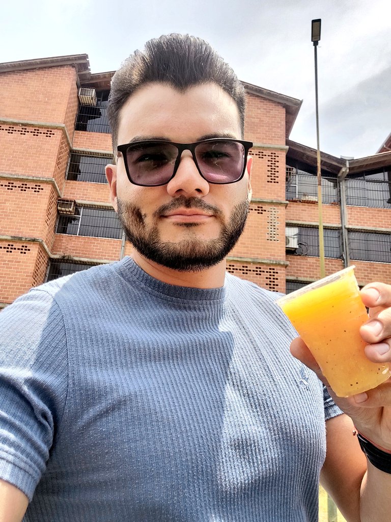 Hoy estaba en Guarenas, haciendo un reportaje de comunidad en Nueva Casarapa. La señora Yaloa nos regaló unos helados de parchita pa'la calor 🥵