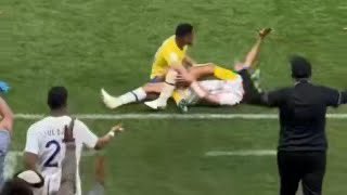 fahdalruqi's tweet photo. أيمن يحيى 

تسبب بخروج فريقه من دوري الأبطال الآسيوي بعد طرده 

تسبب بخروج المنتخب من كأس آسيا وأولمبياد باريس بعد طرده 

في البطولات الخارجية يطرد بعدد مباريات قليلة 

محليا لم يطرد رغم كثرة تدخلاته العنيفة https://t.co/uMQU9iSAKi
