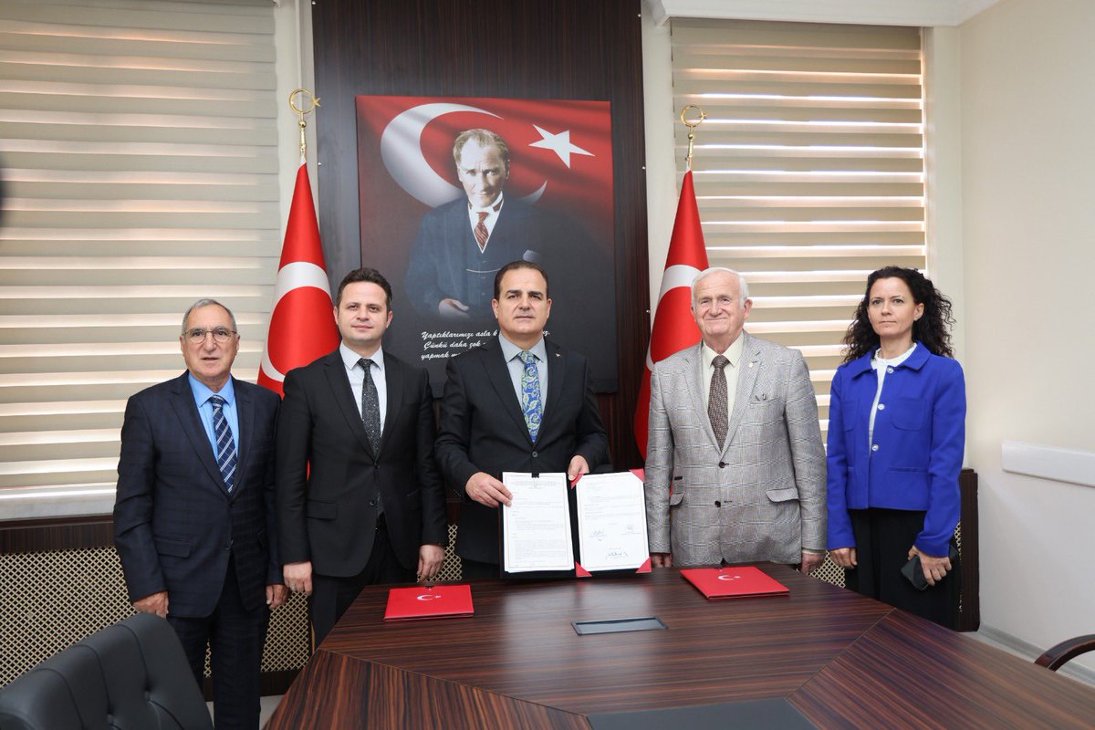 Muğla Valiliği himayelerinde Muğla İl Milli Eğitim Müdürlüğü ve Türk Böbrek Vakfı arasında “Aşırı Tuz Ve Şeker Tüketiminin Zararları İle Sağlıklı Bir Yaşam İçin Beslenme Ve Hayat Tarzı Önerileri” eğitim projesinde işbirliği protokolü imzalandı. Valilik makamında Valimiz Sayın