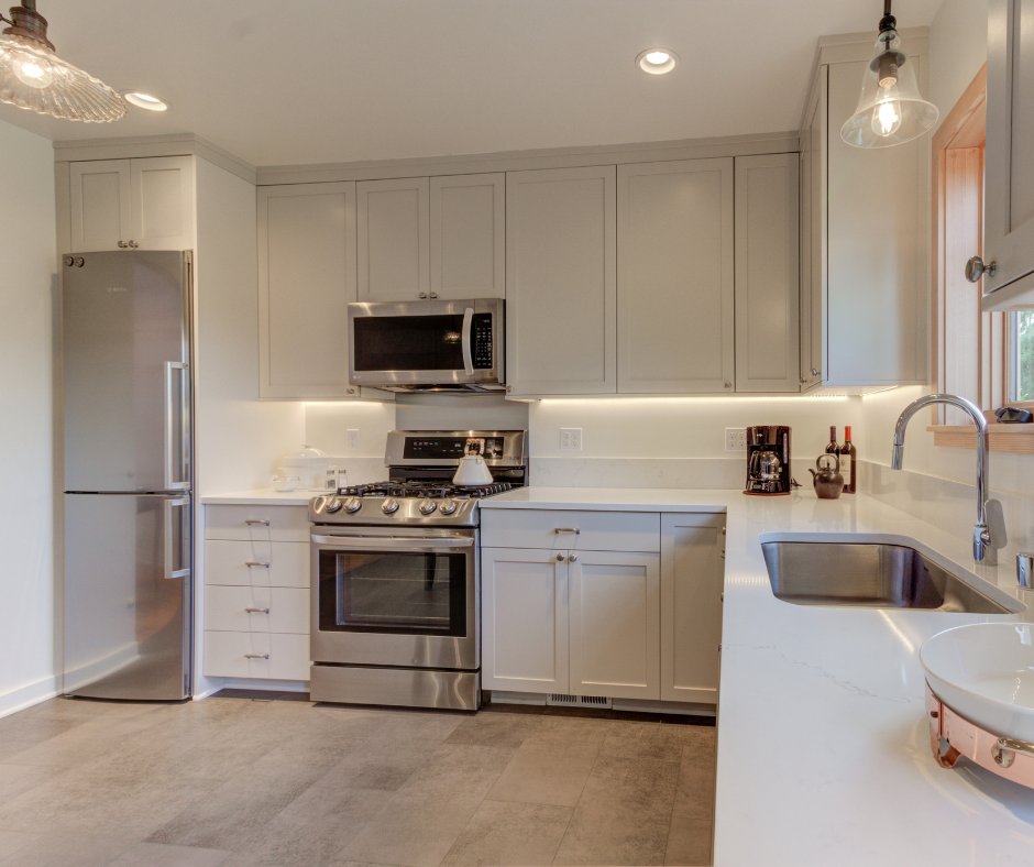 Step into luxury with a gourmet kitchen featuring a custom-fit refrigerator that's as stunning as it is functional. 
Here's a list of the Top Appliance Trends: hubs.li/Q02tCGh00 
#kitcheninspo #gourmetcooking #dreamkitchen