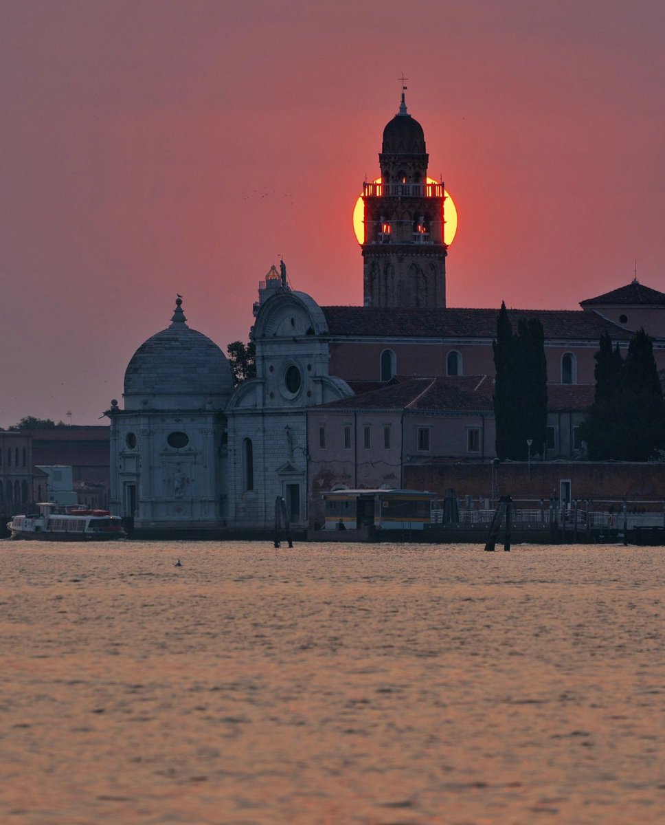 Evvai...con un bellissimo tramonto Veneziano 🤩🤩🤩
