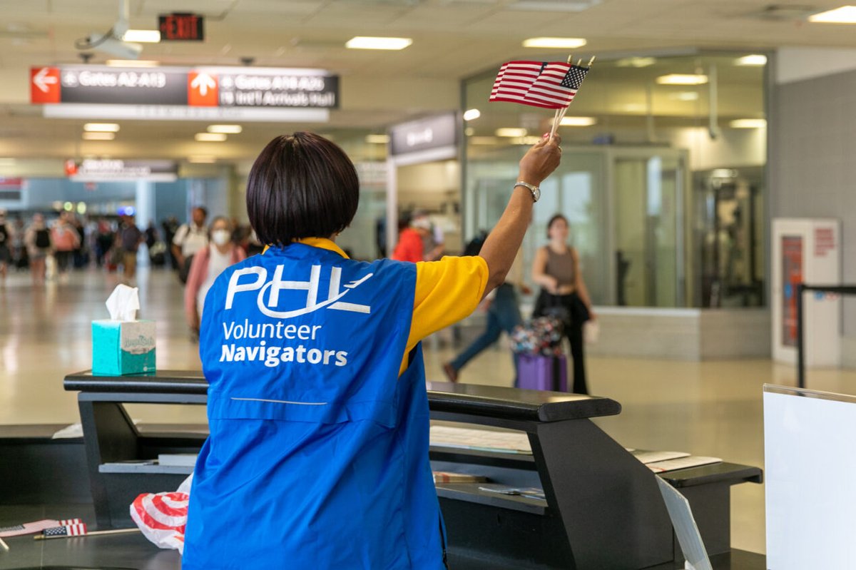 The #PHLAirport Volunteer Navigators welcome passengers from around the world to Philadelphia and assist guests with travel and guest experience questions. Learn more about the team and how to become a member: phl.org/newsroom/phlvo…. #NationalVolunteersWeek