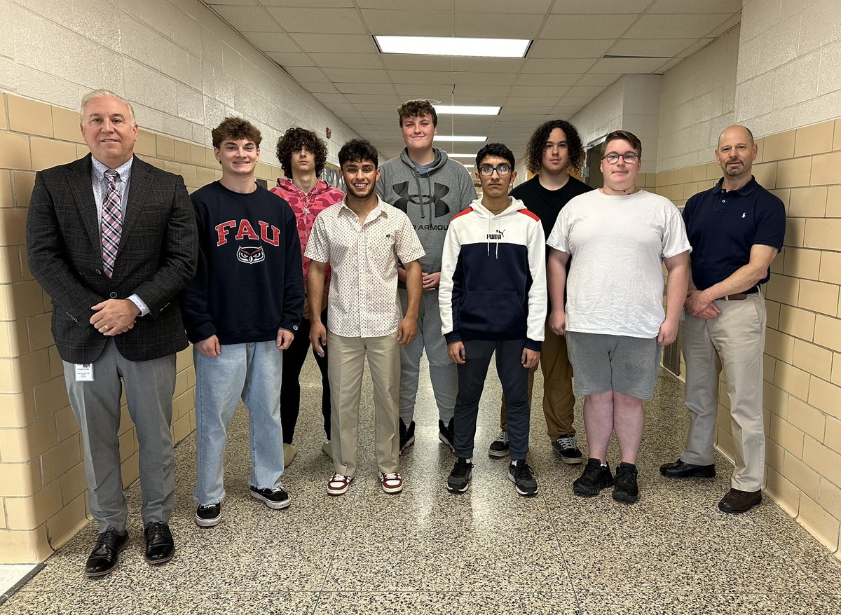 1567 teams competed in the Maryland Stock Market Game this spring. SDHS had 3 teams in the top 25. #7 - Finn Ramnarain & Antonio Vasquez #11 - Coilin Gallagher & Andrew Lambert #25 - Jordan Armour, Cross Muller, Garv Patel, and Jonathon Hansen (not pictured) 🤑💰💵 #SeahawksSoar