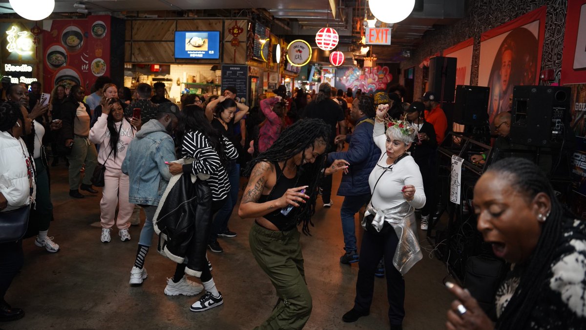 End your week with bites + captivating beats by @SoulSummitMusic at tonight's DeKalb Market Hall Night Market! 😋🎶 Bring friends for an unforgettable evening! ⏰ 4/26, 9:00p 📌 @CityPointBKLYN, 445 Albee Sq. W 🍹 bit.ly/DMHmarketDTBK