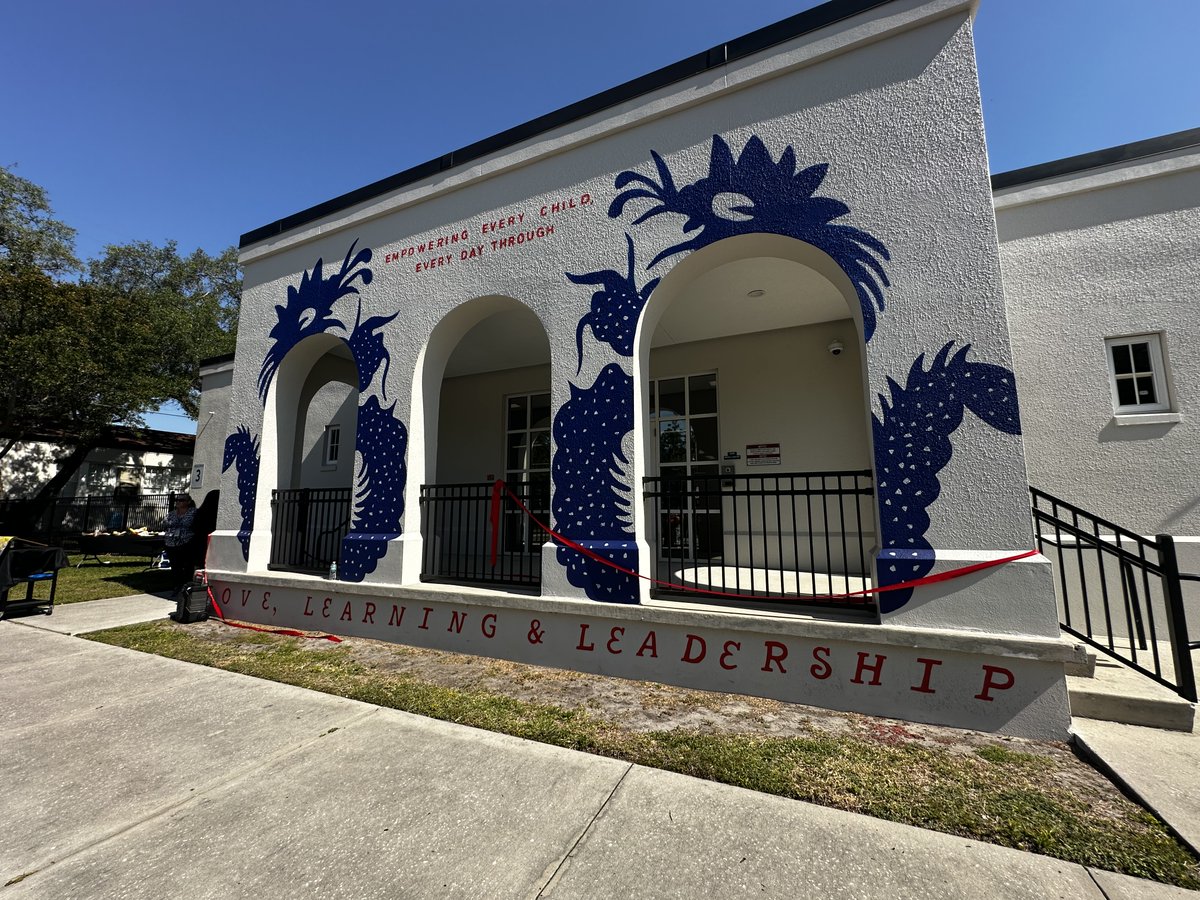 @DeSotoElem 'This mural is now going to serve as a beacon to invite our community members into our pantries here at DeSoto,' said Principal Tirelli. Thank you to @FoundationTampa, @WorkscapesInc, and @SuncoastCU for making this mural possible and celebrating the arts and our community!
