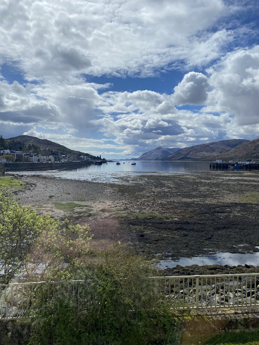 Another great day @ThinkUHI! Excellent @argyllandbute workshop with @UHIArgyll, @SAMSoceannews, @argyllandbute, @HIEScotland, @skillsdevscot & wider partners, then a fab meeting with the @UHI_NWH team with this view for some Friday afternoon inspiration 💛